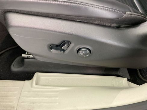 Used 2023 Chrysler Pacifica Touring-L FWD image 10