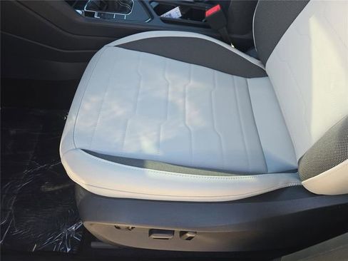New 2026 Volkswagen Taos SE FWD image 14