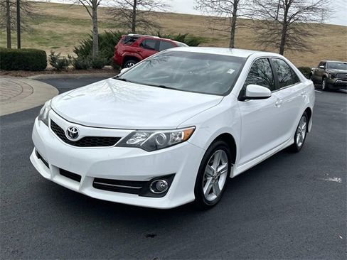 Used 2014 Toyota Camry L image 8