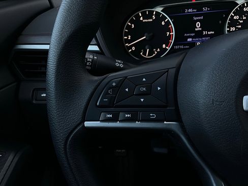 Used 2025 Nissan Altima 2.5 SV image 32