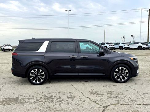 Used 2024 Kia Carnival EX image 5