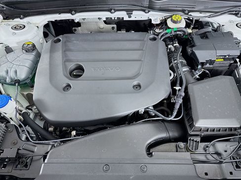 Used 2025 Volvo XC40 B5 Plus image 32