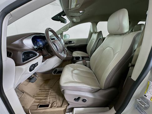 Used 2017 Chrysler Pacifica Touring-L w/ Tire & Wheel Group image 13