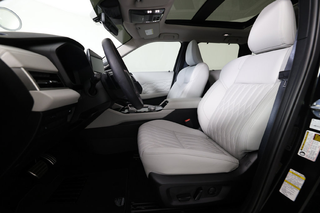 Used 2025 Mitsubishi Outlander AWD image 16