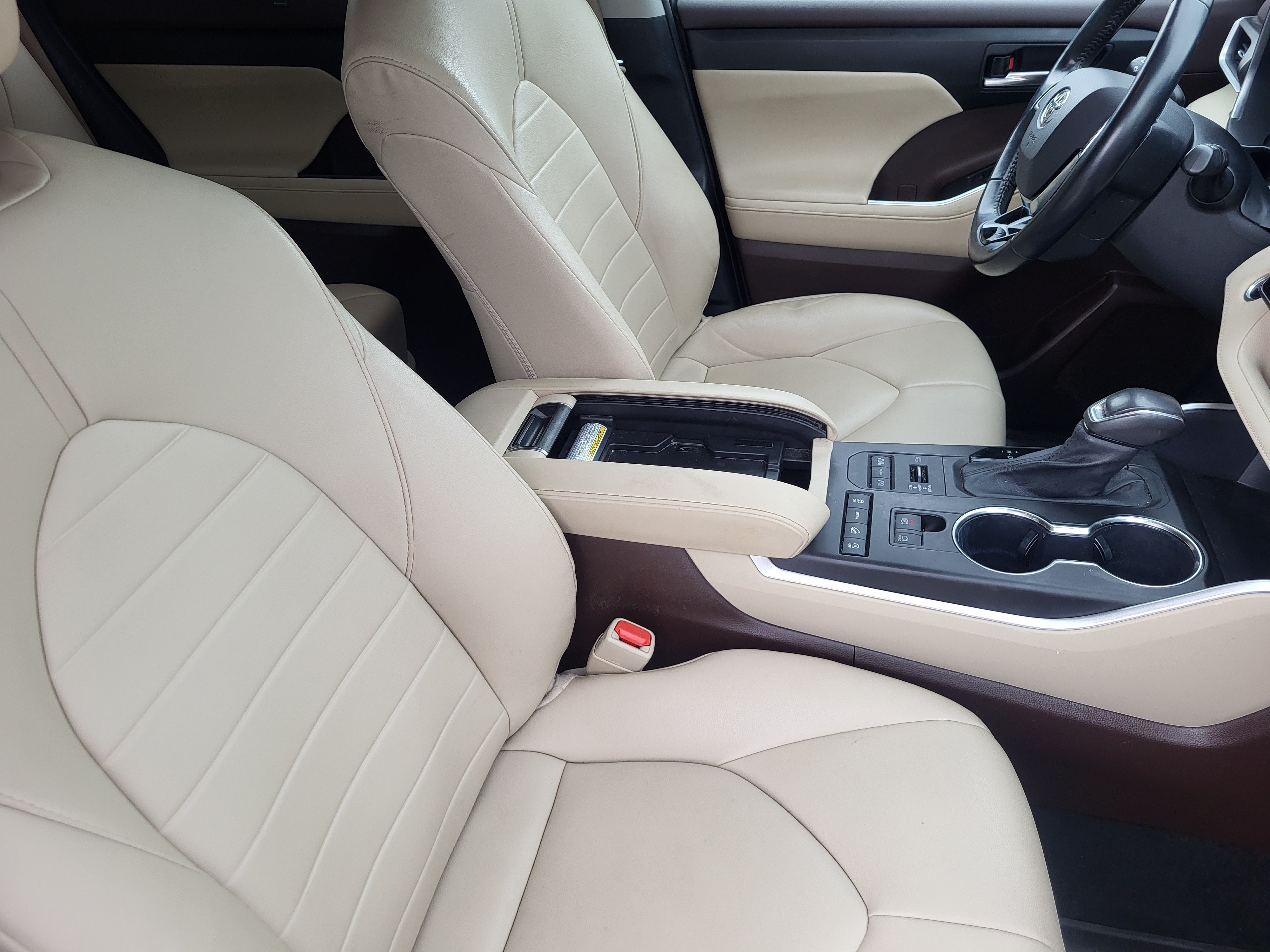 Used 2020 Toyota Highlander XLE AWD/4WD image 13