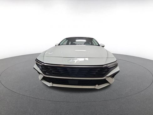 Used 2025 Hyundai Elantra Limited image 2