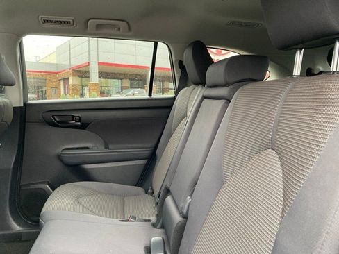 Used 2025 Toyota Highlander LE image 11