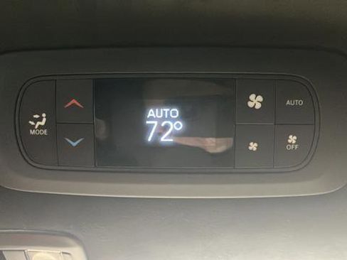 Used 2023 Chrysler Pacifica Pinnacle FWD image 38