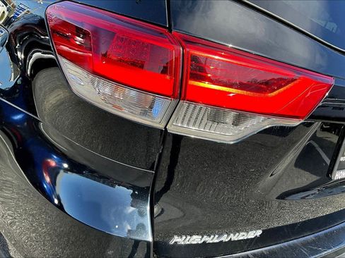 Used 2017 Toyota Highlander Limited Platinum image 28