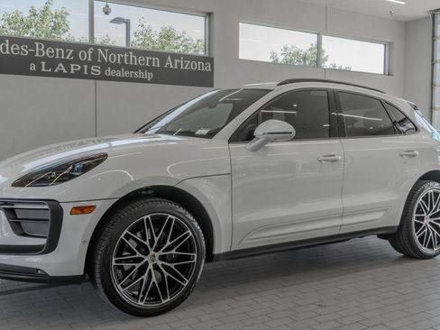 Used 2023 Porsche Macan AWD/4WD image 3