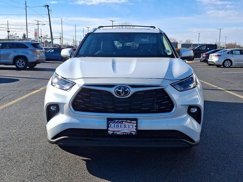 Used 2023 Toyota Highlander XLE image 2