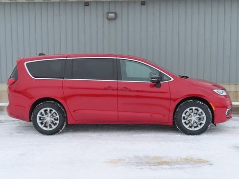 New 2026 Chrysler Pacifica Limited AWD/4WD image 2