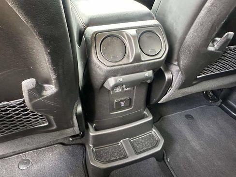 Used 2025 Jeep Wrangler Unlimited Rubicon AWD/4WD image 12