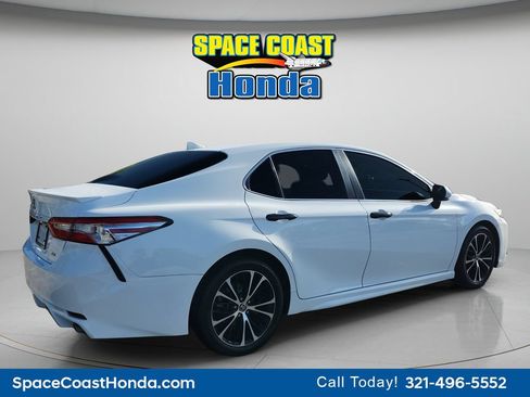 Used 2020 Toyota Camry SE w/ Convenience Package FWD image 3