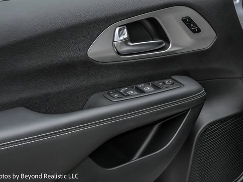 Used 2024 Chrysler Pacifica Limited w/ S Appearance Package image 23