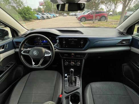 Used 2024 Volkswagen Taos SE FWD image 11