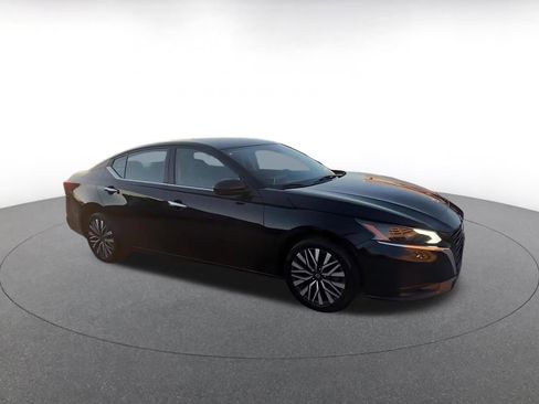 Used 2023 Nissan Altima 2.5 SV image 2