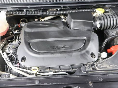 Used 2023 Chrysler Pacifica Touring-L FWD image 21