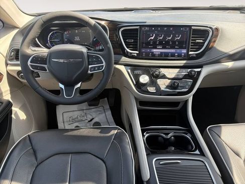 Used 2023 Chrysler Pacifica Limited FWD image 10