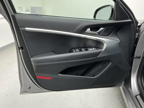 Used 2025 Genesis G70 2.5T image 15