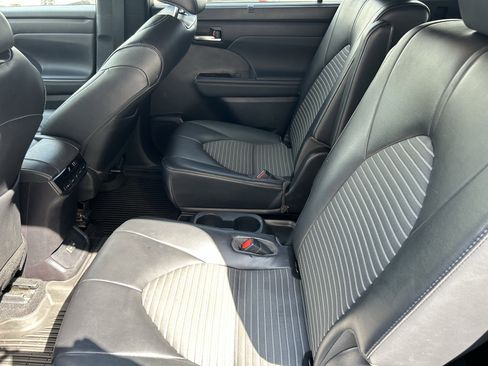 Used 2022 Toyota Highlander XSE AWD/4WD image 17