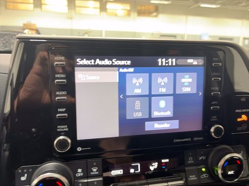 Used 2022 Toyota Highlander XLE AWD/4WD image 19