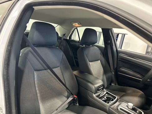 Used 2022 Chrysler 300 Touring w/ Sport Appearance Package image 34