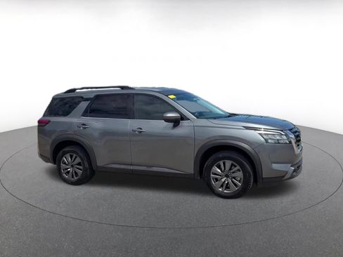 Used 2025 Nissan Pathfinder SV FWD image 2