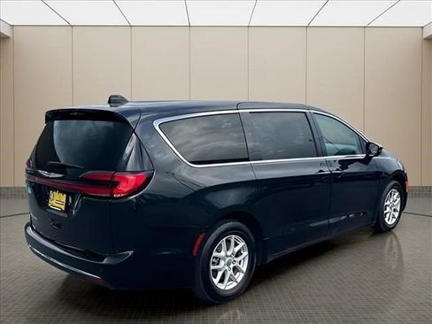 Used 2023 Chrysler Pacifica Touring-L FWD image 3