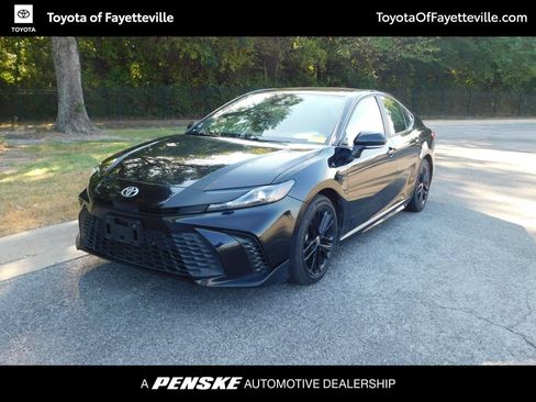 Used 2025 Toyota Camry SE FWD image 1