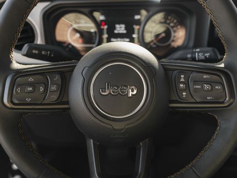 Used 2024 Jeep Gladiator Sport image 16