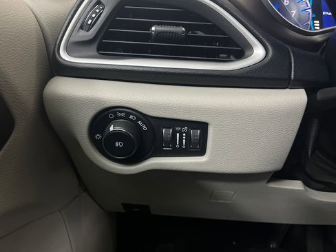 Used 2017 Chrysler Pacifica Touring-L image 57