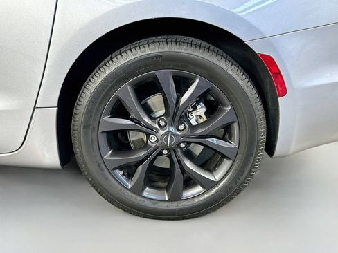 Used 2019 Chrysler Pacifica Touring Plus w/ Advanced Safetytec Group FWD image 35