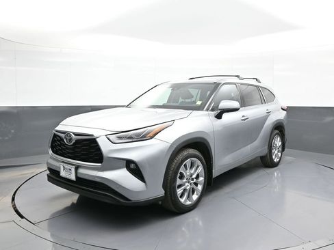 Certified 2024 Toyota Highlander Limited AWD/4WD image 1