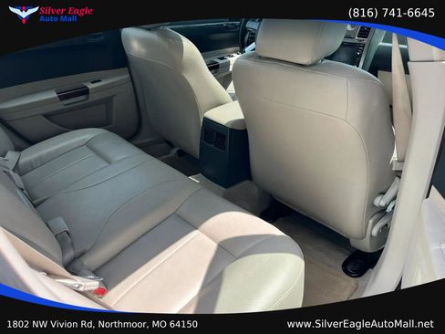 Used 2005 Chrysler 300 Touring RWD image 10