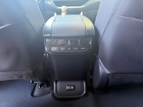 Used 2023 Toyota Highlander LE image 12