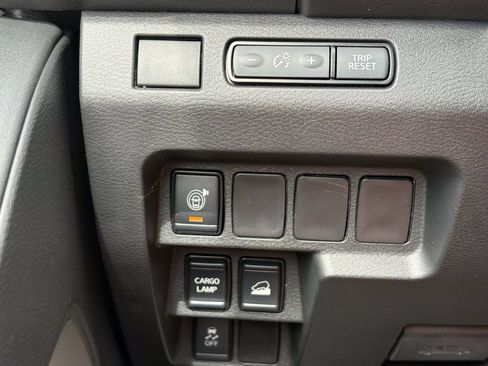 Used 2025 Nissan Frontier SV AWD/4WD image 17