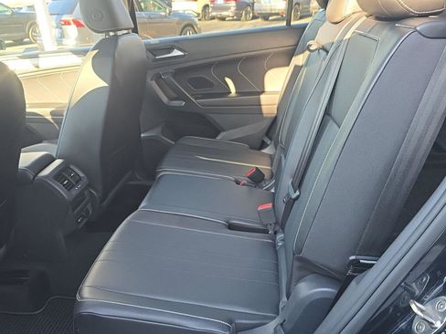 Used 2022 Volkswagen Tiguan SE w/ Panoramic Sunroof Package image 11