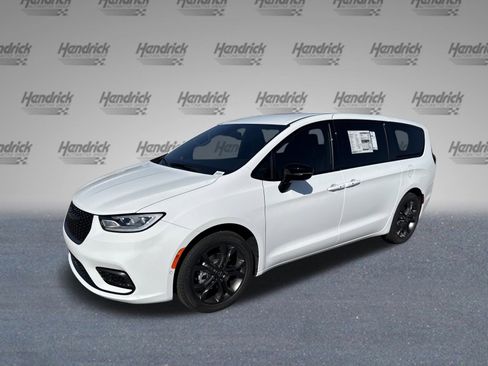 New 2026 Chrysler Pacifica Select image 4