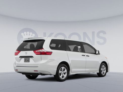 Used 2018 Toyota Sienna LE image 4