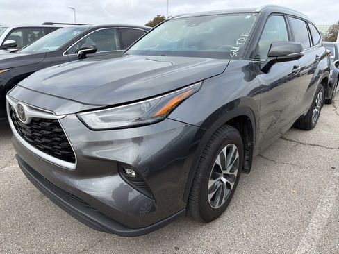 Used 2024 Toyota Highlander XLE image 1