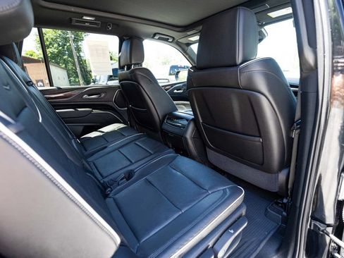 Used 2024 Cadillac Escalade Premium Luxury AWD/4WD image 30