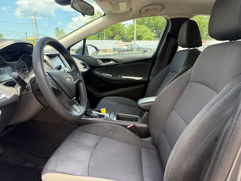 Used 2018 Chevrolet Cruze LT w/ Convenience Package FWD image 8