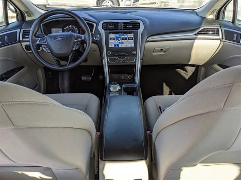 Used 2018 Ford Fusion SE w/ Fusion SE Technology Package image 16