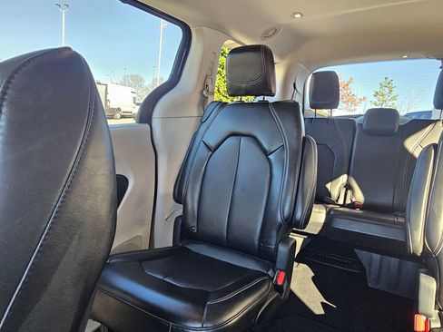 Used 2024 Chrysler Pacifica Touring-L image 23