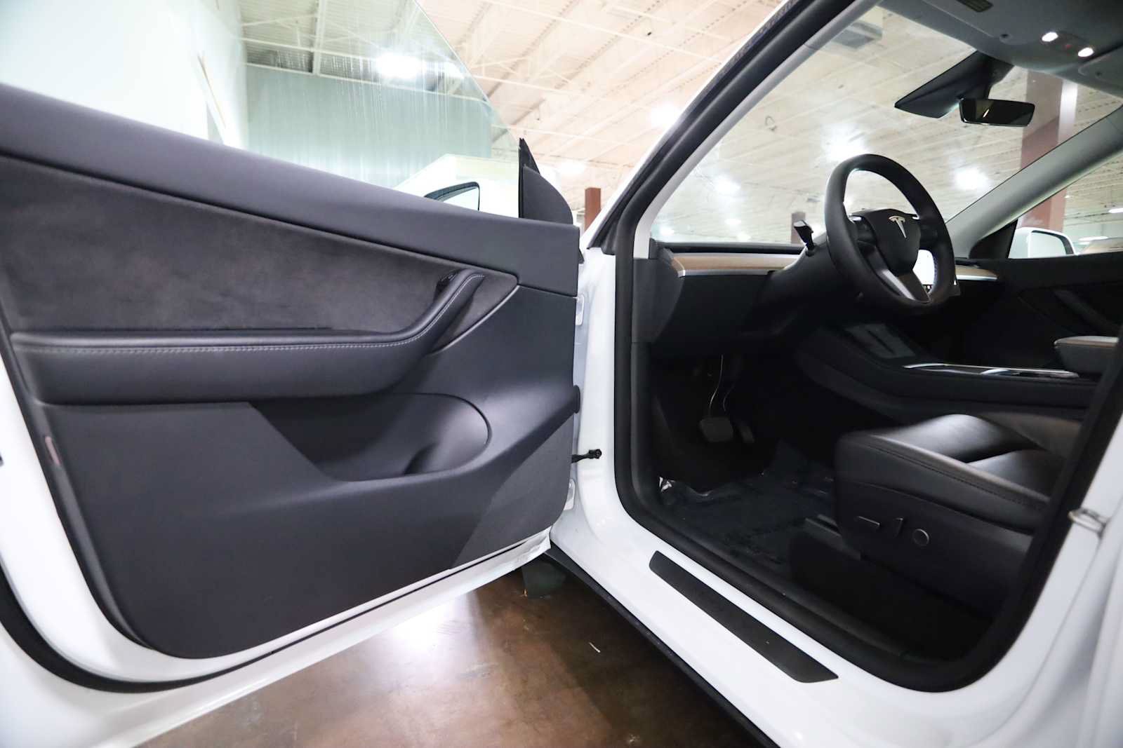 Used 2021 Tesla Model Y Long Range AWD/4WD image 23