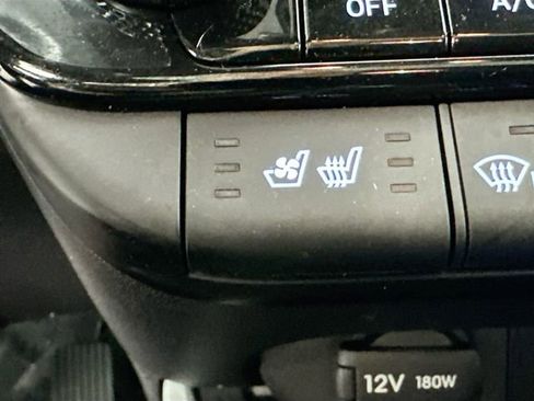 Used 2025 Hyundai Elantra Limited FWD image 19