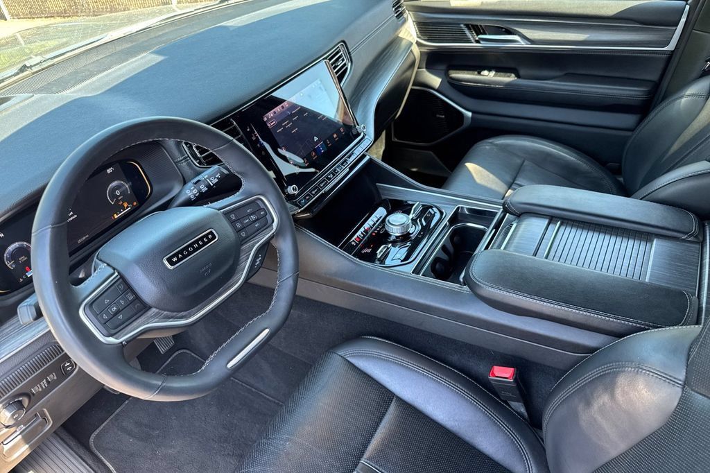 Used 2023 Jeep Wagoneer L Series III w/ Premium Group I AWD/4WD image 4