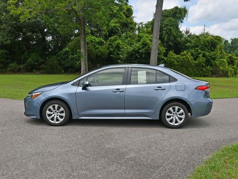 Used 2025 Toyota Corolla LE FWD image 2