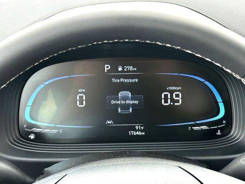 Used 2024 Hyundai Venue SEL FWD image 27